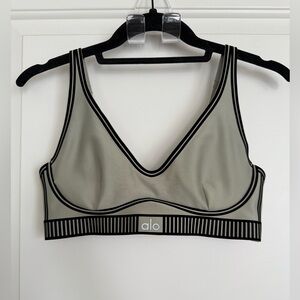 Alo Yoga Airlift Line Up Bra